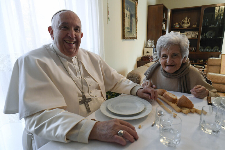 O papa Francisco com sua prima Carla durante almoço que festejou os 90 anos da italiana - TODOS OS DIREITOS RESERVADOS