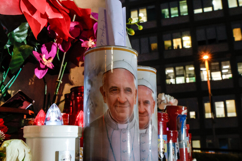 Velas con la imagen del Papa Francisco. - TODOS LOS DERECHOS RESERVADOS