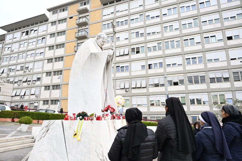 Orações diante da estátua de João Paulo II no lado de fora do Hospital Agostino Gemelli, em Roma - TODOS OS DIREITOS RESERVADOS