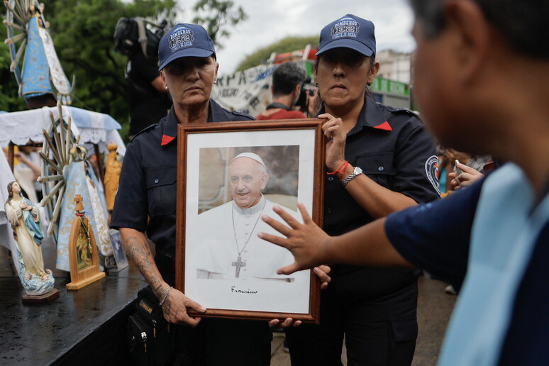 Fiéis oram pelo papa Francisco em Buenos Aires, capital da Argentina © ANSA/EPA