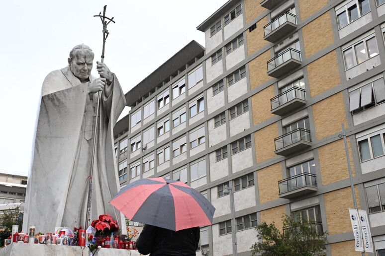 Estátua de João Paulo II diante do Hospital Agostino Gemelli, em Roma - TODOS OS DIREITOS RESERVADOS