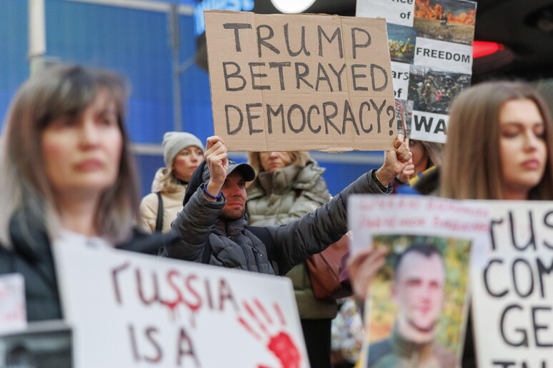 Protesto contra invasão da Rússia à Ucrânia em Nova York © ANSA/EPA