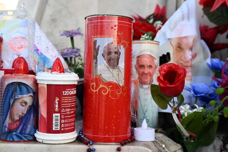 Homenagens ao Papa diante do Hospital Agostino Gemelli, em Roma - TODOS OS DIREITOS RESERVADOS