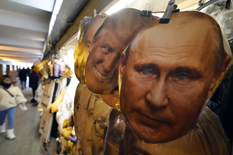 Mercado em São Petersburgo com souvenirs de  'Putin e Trump ' © ANSA/EPA