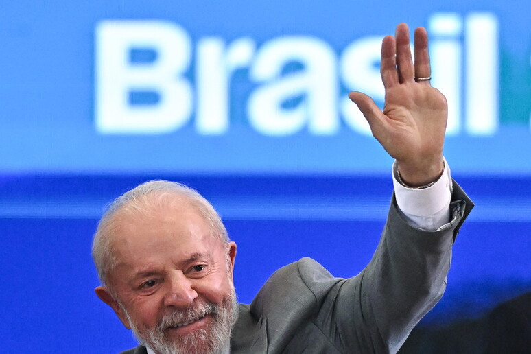 Mandatário caminhou pela linha de montagem sob os gritos constantes de "Lula, eu te amo" © ANSA/EPA