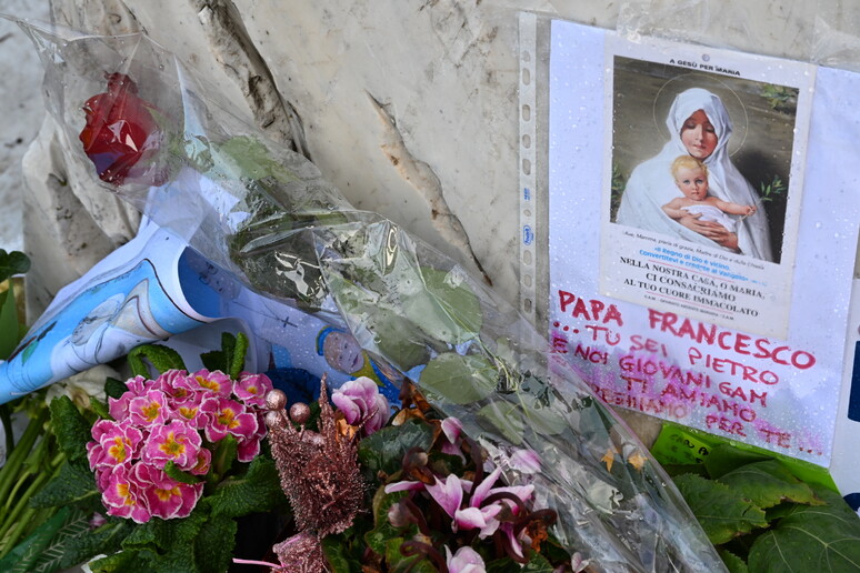 Homenagens ao papa Francisco diante do Hospital Agostino Gemelli, em Roma - TODOS OS DIREITOS RESERVADOS