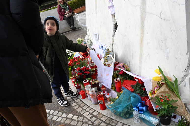 Homenagens a Francisco diante do Hospital Agostino Gemelli, em Roma - TODOS OS DIREITOS RESERVADOS