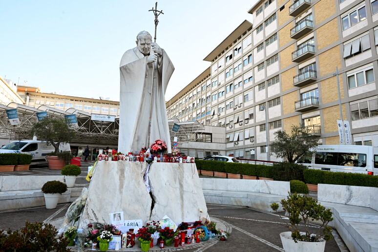 Estátua de João Paulo II diante do Hospital Agostino Gemelli, em Roma - TODOS OS DIREITOS RESERVADOS