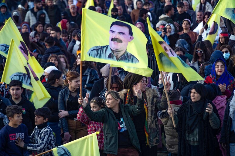 Curdos sírios agitam bandeiras com fotos do fundador do PKK, Abdullah Ocalan © ANSA/AFP