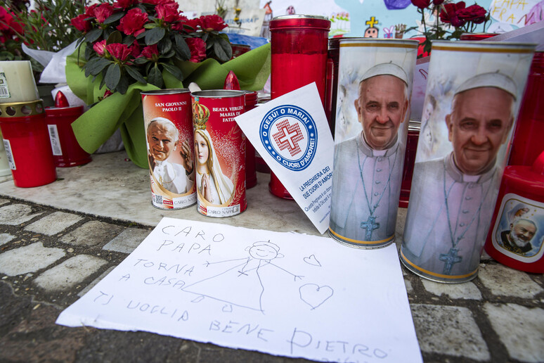 Homenagens ao papa Francisco diante do Hospital Agostino Gemelli, em Roma - TODOS OS DIREITOS RESERVADOS