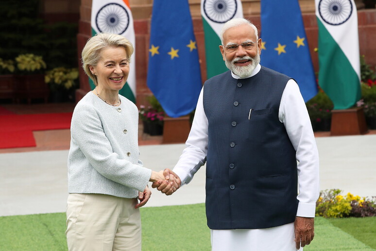 Von der Leyen é recebida por Modi na Índia - TODOS OS DIREITOS RESERVADOS