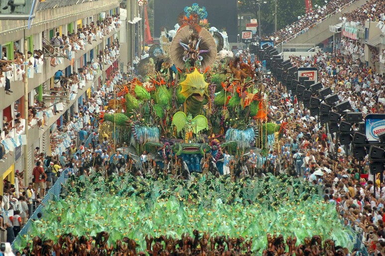 Folia no Rio segue até terça-feira - TODOS OS DIREITOS RESERVADOS