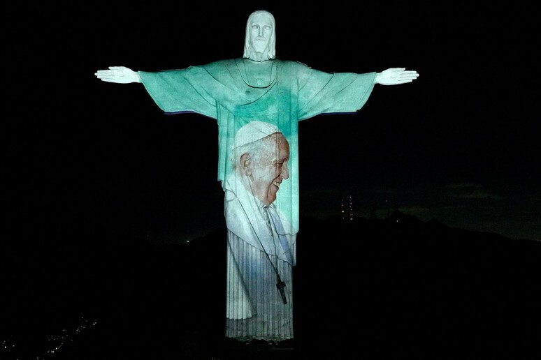 Cristo Redentor com homenagem ao papa Francisco em 27 de fevereiro de 2025 © ANSA/AFP