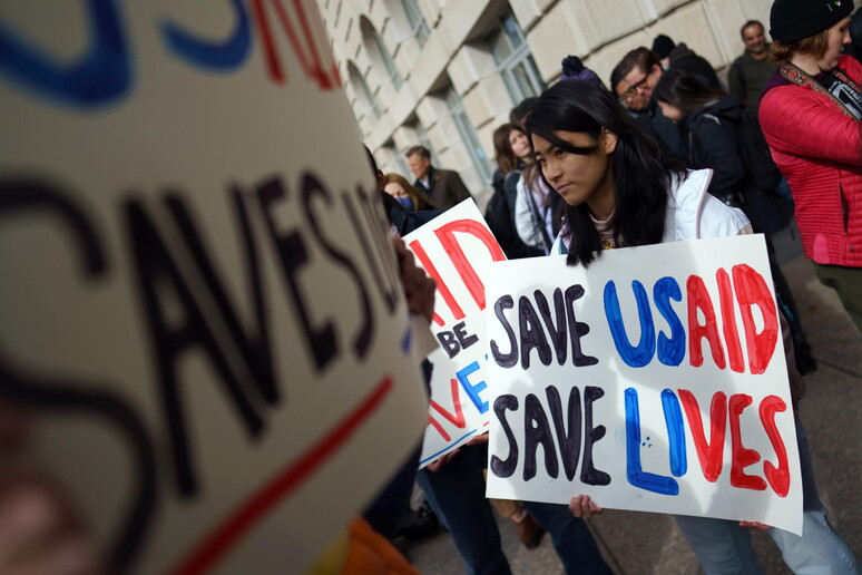 Protesto a favor da Usaid em Washington, nos Estados Unidos © ANSA/EPA