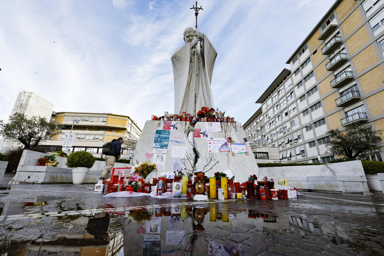 Homenagens ao papa Francisco diante do Hospital Agostino Gemelli, em Roma - TODOS OS DIREITOS RESERVADOS