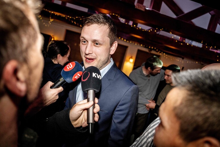 O líder do partido vencedor, Jens Frederik Nielsen, em declaração à imprensa © ANSA/AFP