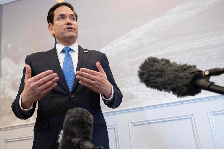 Marco Rubio fala com imprensa durante escala na Irlanda © ANSA/AFP