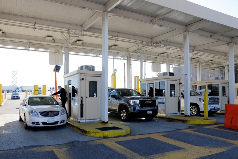 Carros canadenses na fronteira entre Canadá e EUA © ANSA/AFP