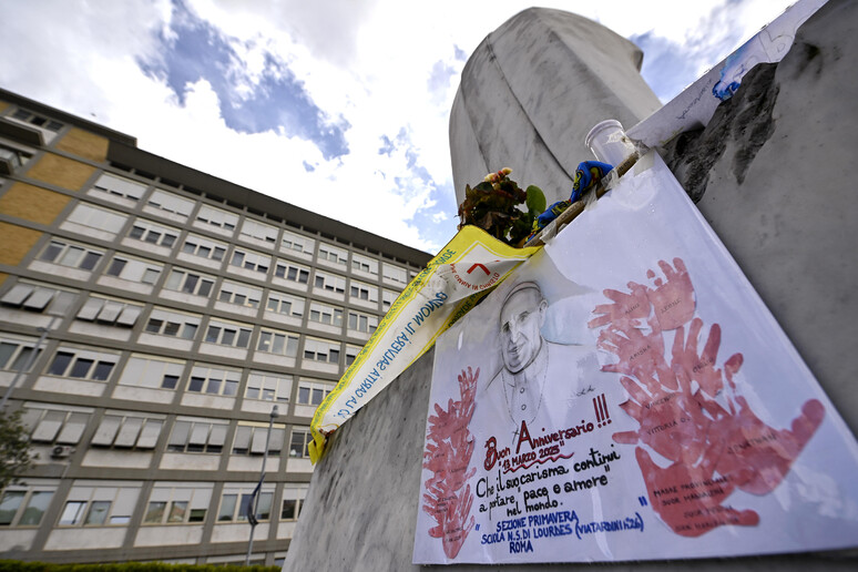 Homenagem ao papa Francisco diante do Hospital Agostino Gemelli, em Roma - TODOS OS DIREITOS RESERVADOS