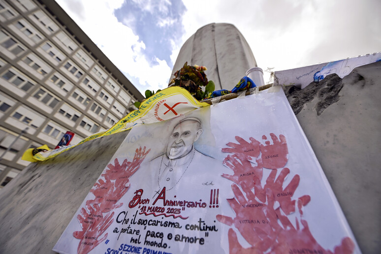 Mensagem de parabéns para o Papa diante do Hospital Agostino Gemelli, em Roma - TODOS OS DIREITOS RESERVADOS