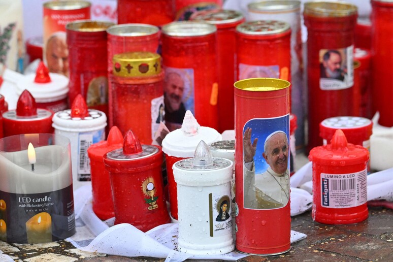 Papa segue recebendo muitas homenagens dos fiéis na entrada do Gemelli © ANSA/AFP