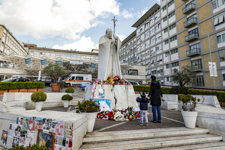 Homenagens ao Papa diante do Hospital Agostino Gemelli, em Roma - TODOS OS DIREITOS RESERVADOS