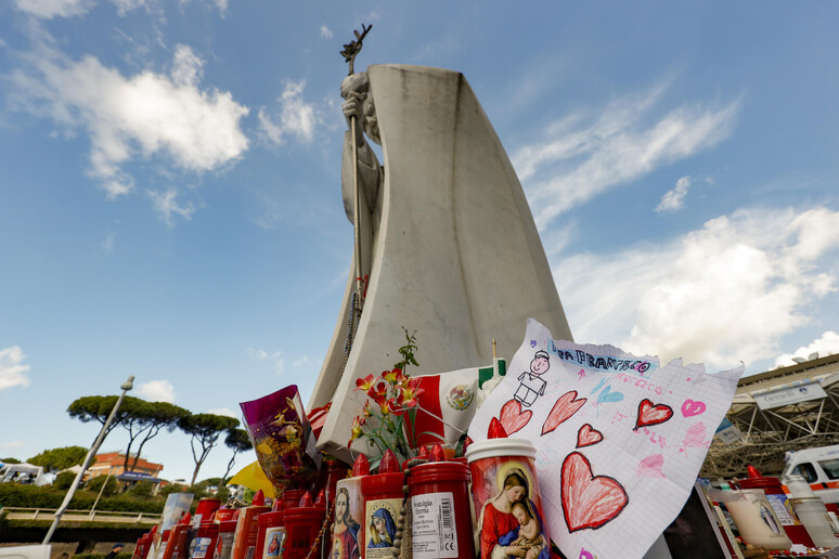 Homenagens ao papa Francisco diante do Hospital Agostino Gemelli, em Roma - TODOS OS DIREITOS RESERVADOS