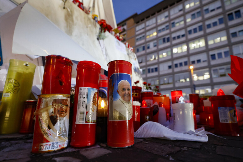 Homenagens ao papa Francisco diante do Hospital Policlínico Agostino Gemelli, em Roma - TODOS OS DIREITOS RESERVADOS