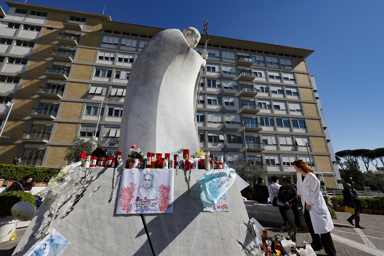 Homenagens ao papa Francisco diante do Hospital Agostino Gemelli, em Roma - TODOS OS DIREITOS RESERVADOS