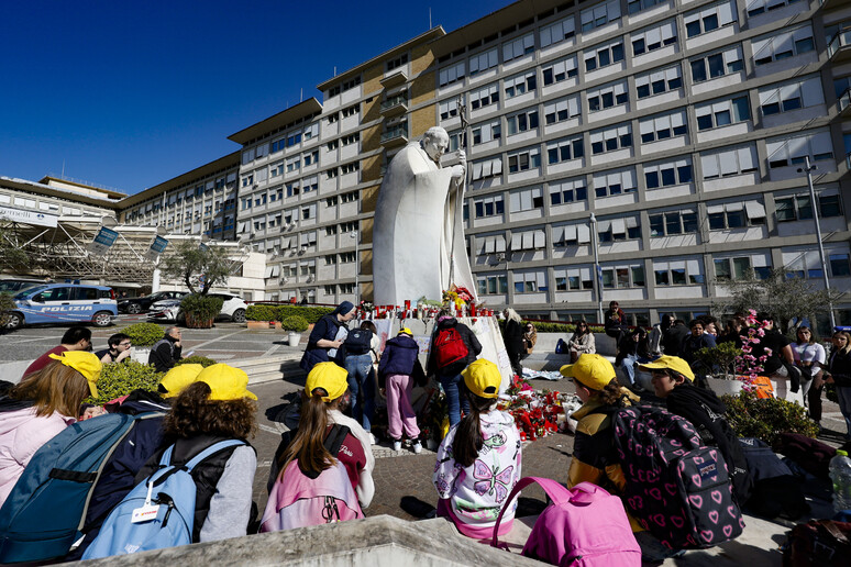 Crianças rezam pelo Papa em frente a hospital em Roma - TODOS OS DIREITOS RESERVADOS