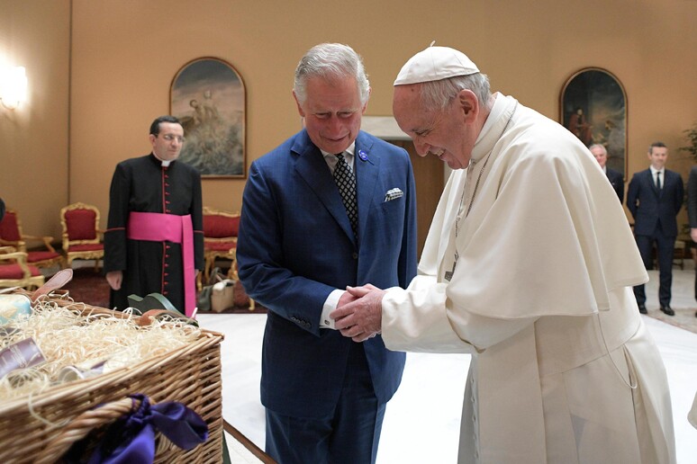 Papa Francisco em encontro com Charles III, no Vaticano, em abril de 2017 - TODOS OS DIREITOS RESERVADOS