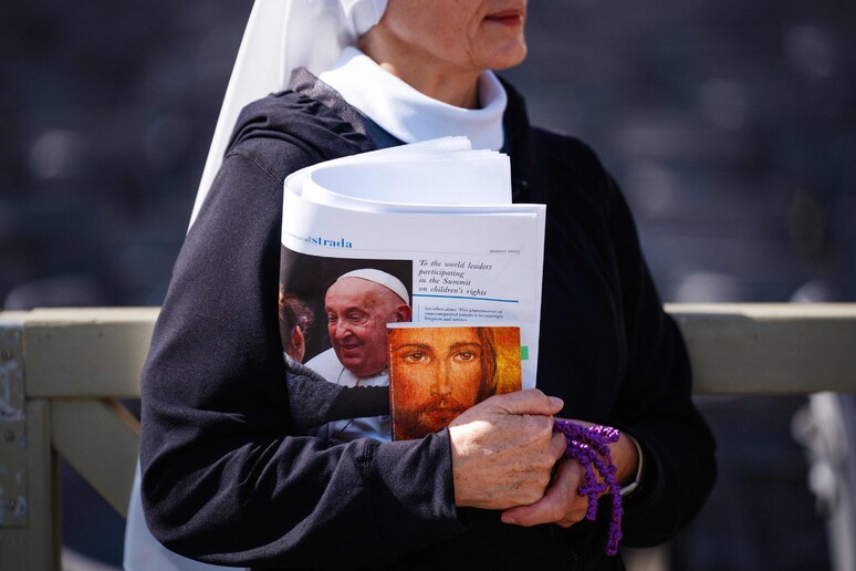 Pontífice de 88 anos permanece em repouso e recebeu a visita do cardeal Pietro Parolin © ANSA/AFP