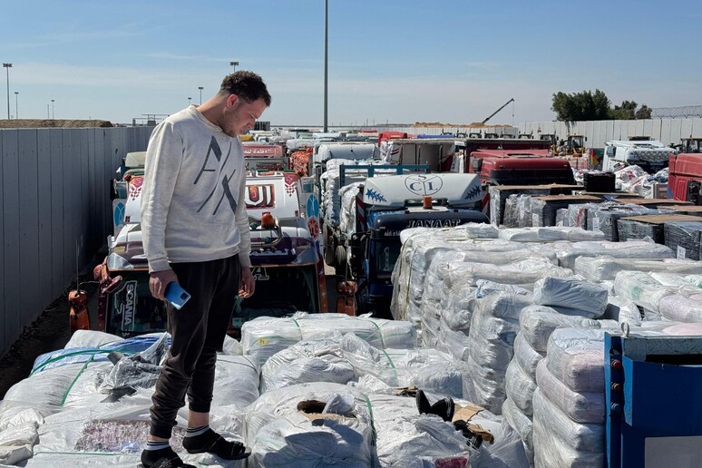 Caminhões transportando ajuda humanitária parados na passagem da fronteira de Rafah com Gaza © ANSA/AFP