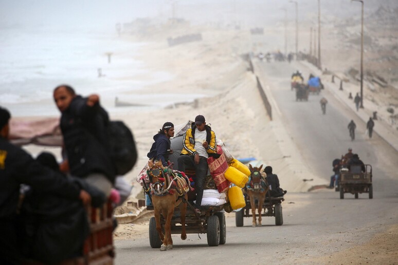 Palestinos fogem mais uma vez do norte de Gaza após fim de cessar-fogo © ANSA/AFP