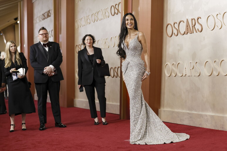 Demi Moore brilha no tapete vermelho do Oscar com vestido sob medida da Armani Privè - TODOS OS DIREITOS RESERVADOS