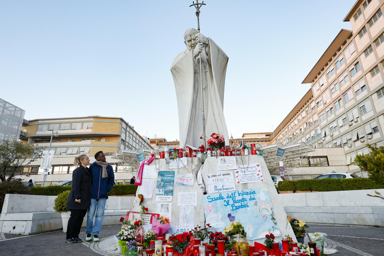 Homenagens ao papa Francisco diante do Hospital Agostino Gemelli, em Roma - TODOS OS DIREITOS RESERVADOS