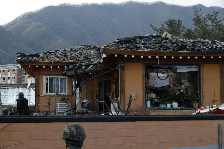 Casa danificada por bombardeio acidental em Pocheon, na Coreia do Sul © ANSA/EPA