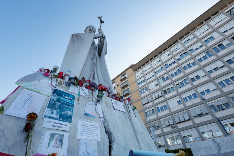 Estátua de João Paulo II diante do Hospital Agostino Gemelli, em Roma - TODOS OS DIREITOS RESERVADOS