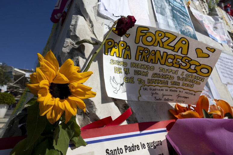 Homenagens ao papa Francisco diante do Hospital Agostino Gemelli, em Roma - TODOS OS DIREITOS RESERVADOS