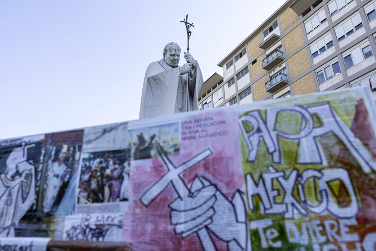 Homenagens ao papa Francisco diante do Hospital Agostino Gemelli, em Roma - TODOS OS DIREITOS RESERVADOS