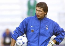 Dopo l'esordio il 29 ottobre 1997 in Russia-Italia, ai Mondiali 1998 in Francia e' secondo portiere 