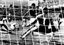 Paolo Rossi segna il terzo gol contro il Brasile nei Campionati del Mondo di Calcio in Spagna nel 1982