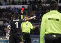 L'arbitro Davide Massa espelle Gianluigi Buffon in Lazio-Juventus